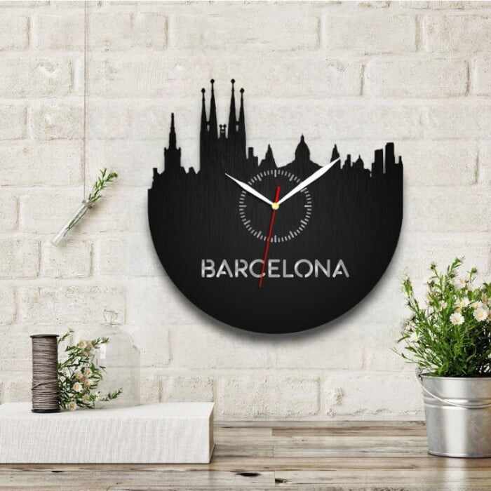 Ceas din lemn gravat Barcelona