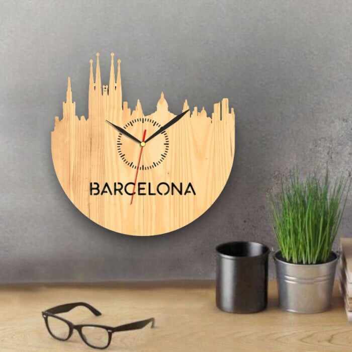 Ceas din lemn gravat Barcelona