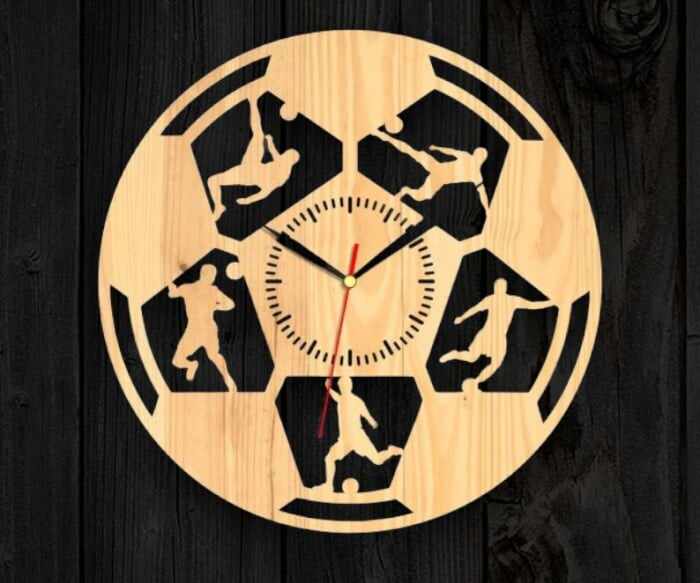 Ceas din lemn gravat Fotbalist