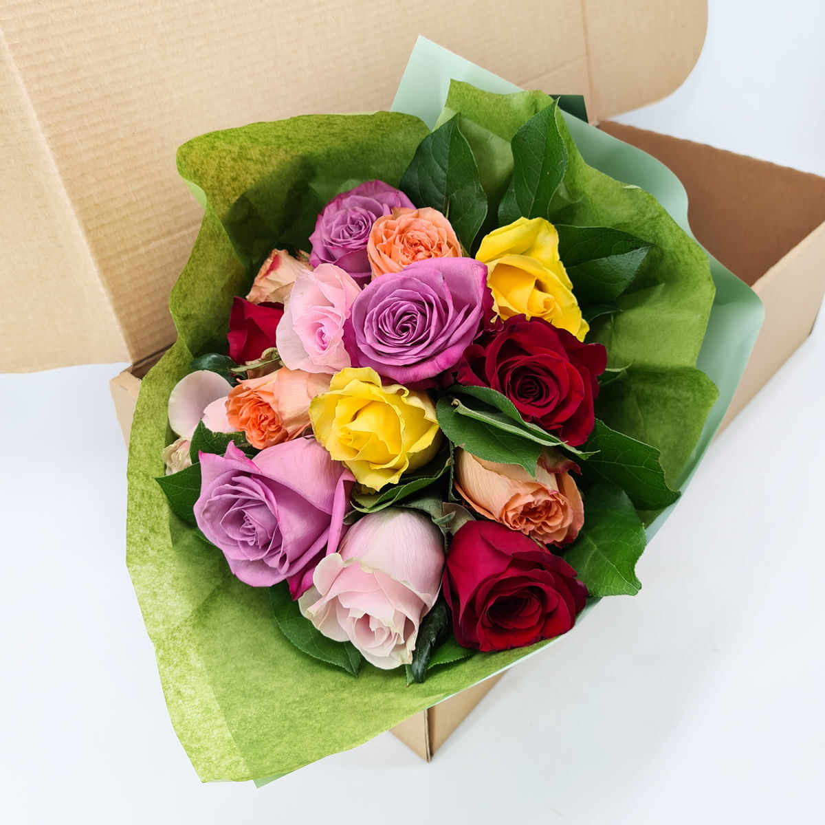 Buchet de 15 trandafiri multicolori in cutie