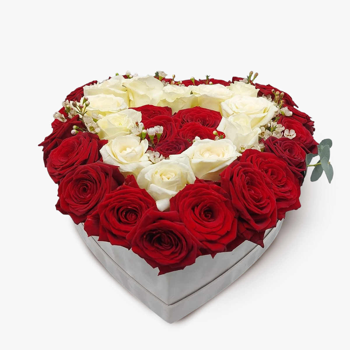 Aranjament in cutie inima cu 37 de trandafiri albi si rosii